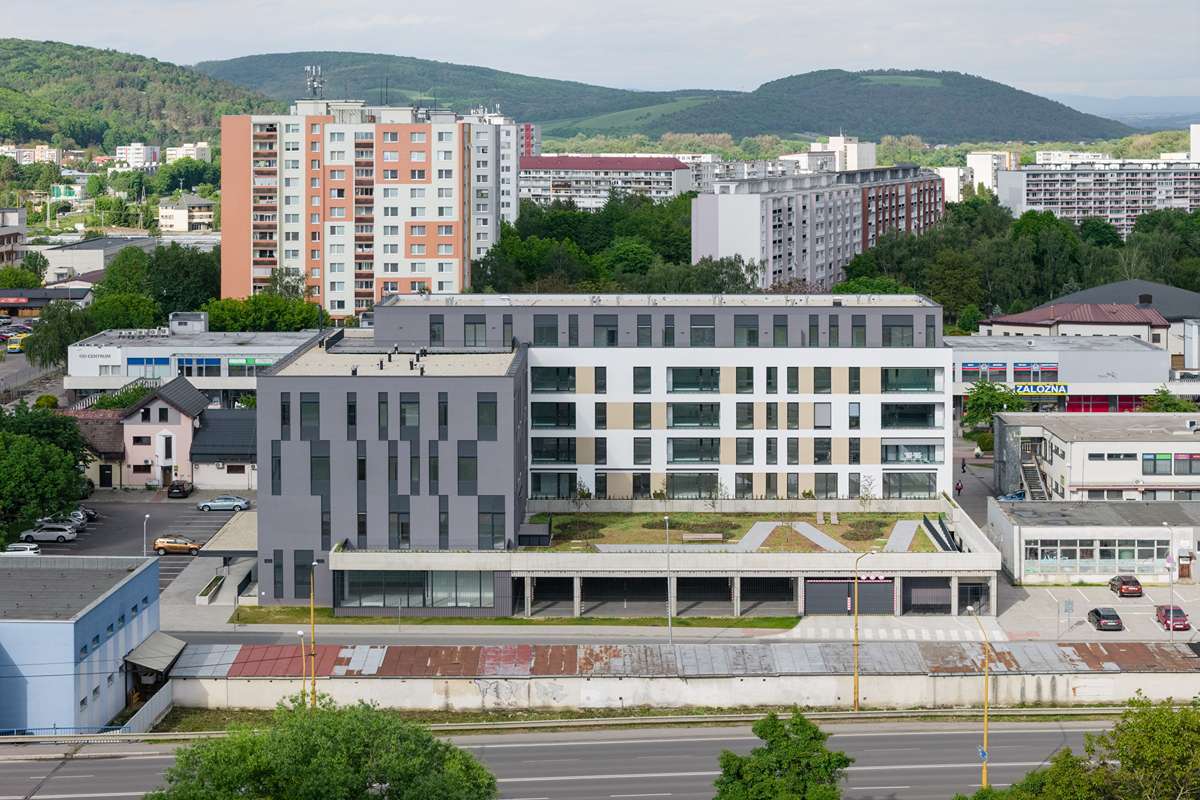 Bytový dom disponuje okrem aktívneho parteru ešte ďalšími piatimi nadzemnými podlažiami.