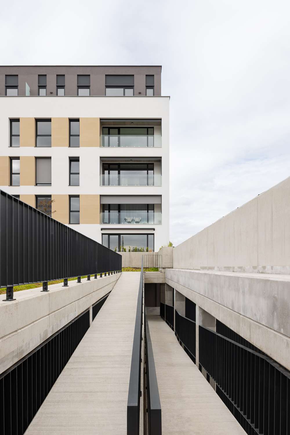 Obyvatelia bytového domu majú k dispozícii modernú krytú garáž.