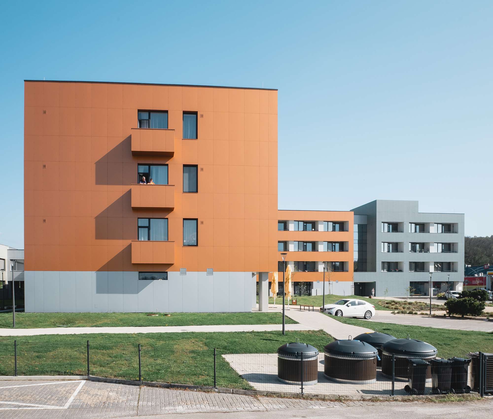 Architektonický výraz obytného súboru ovplyvnil pôvodný konštrukčný systém. 