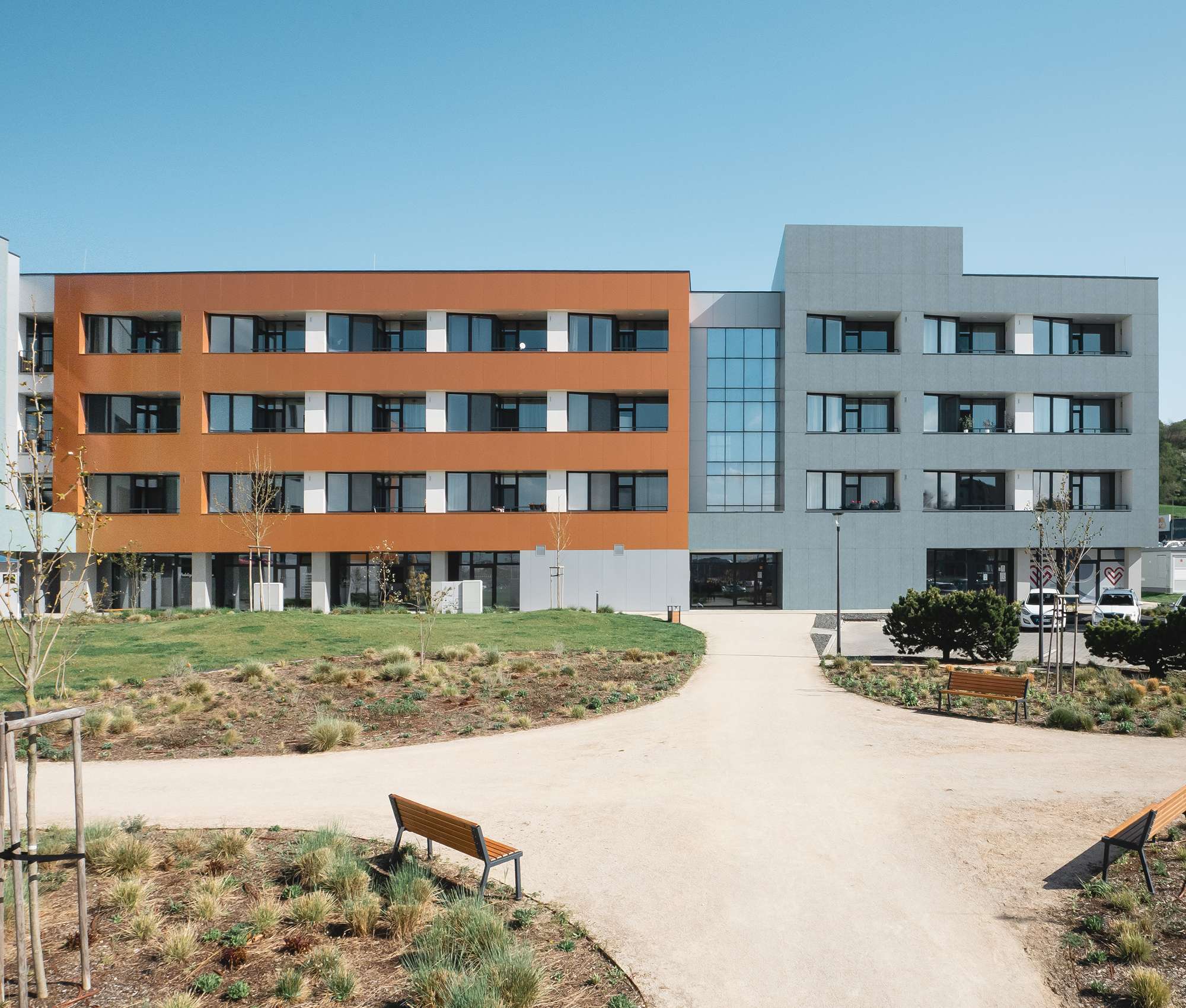 Nová podoba objektu jasne odlišuje jeho prízemie od zvyšných podlaží.