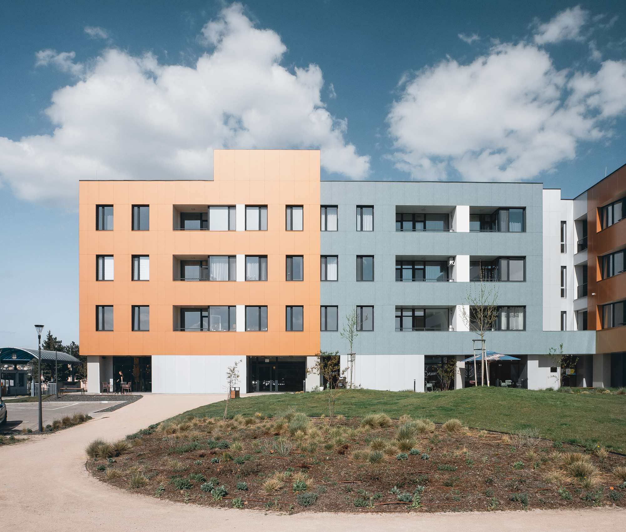 Nová podoba objektu jasne odlišuje jeho prízemie od zvyšných podlaží.