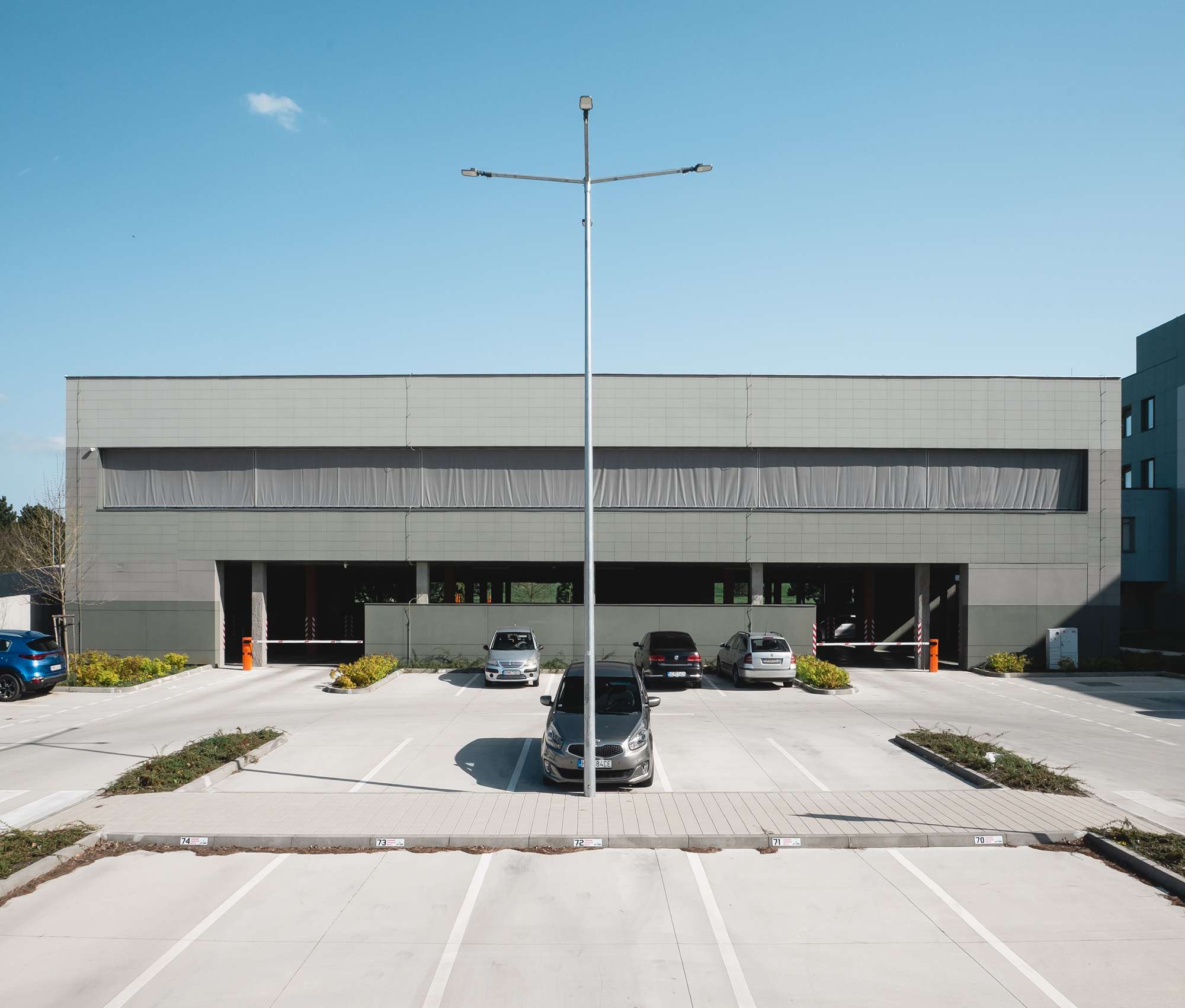 Garážový dom vznikol prestavbou starej závodnej jedálne. 