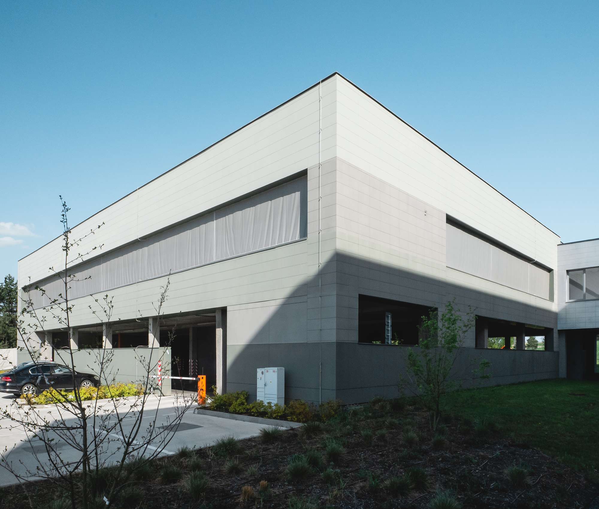 Garážový dom vznikol prestavbou starej závodnej jedálne. 