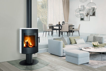 Kachle s preskleným ohniskom ako dizajnový prvok v modernej obývačke s jedálňou