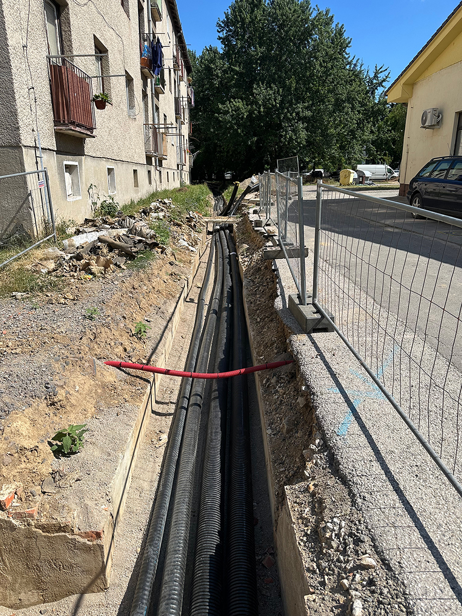 Obr. 1 Nový rozvod ústredného vykurovania, napojenie pri ZŠ Robotnícka, NRG AustroPUR Obr. 1 Nový rozvod ústredného vykurovania, napojenie pri ZŠ Robotnícka, NRG AustroPUR