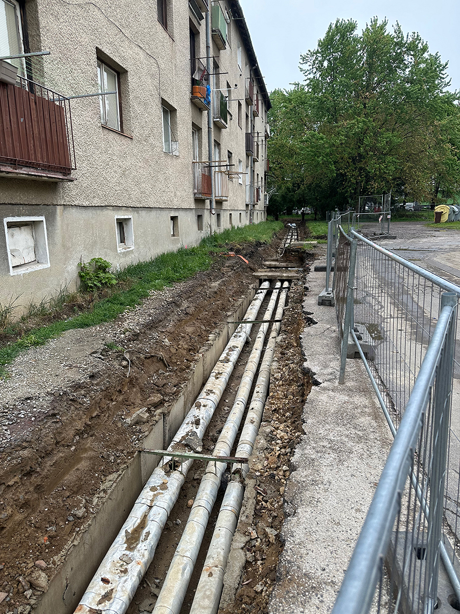 Obr. 3 Výmena starých oceľových potrubí za flexibilné predizolované potrubia, NRG AustroPUR Obr. 3 Výmena starých oceľových potrubí za flexibilné predizolované potrubia, NRG AustroPUR