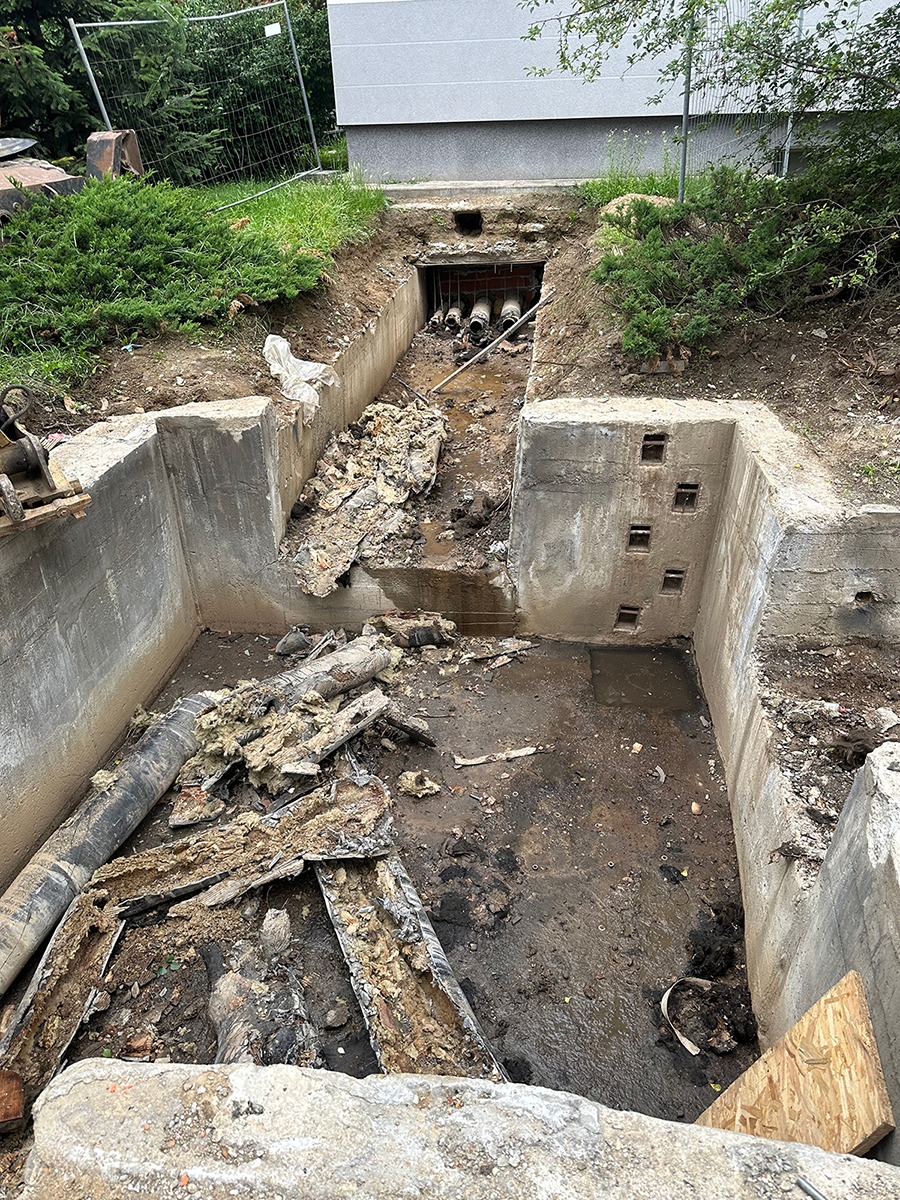 Obr. 4 Demontáž pôvodných oceľových potrubí, Zlaté Moravce Obr. 4 Demontáž pôvodných oceľových potrubí, Zlaté Moravce