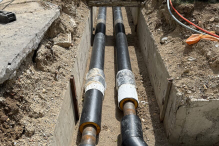 Obr. 5 Ukážka z realizácie etapy v oceľovom variante DN200 (vľavo) a vo flexibilnom vyhotovení NRG FibreFlex d160 (vpravo); Továrenská ulica v Zlatých Moravciach