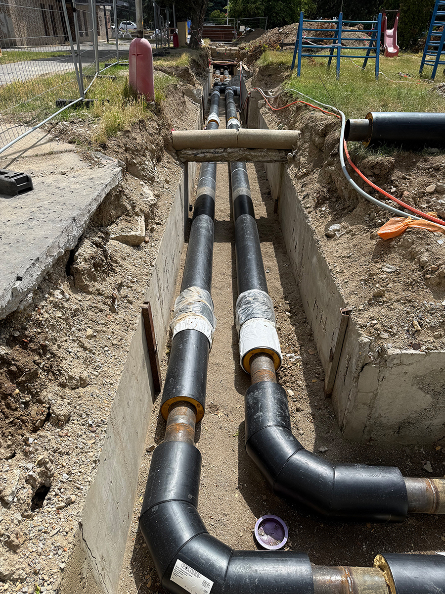 Obr. 5 Ukážka z realizácie etapy v oceľovom variante DN200 (vľavo) a vo flexibilnom vyhotovení NRG FibreFlex d160 (vpravo); Továrenská ulica v Zlatých Moravciach Obr. 5 Ukážka z realizácie etapy v oceľovom variante DN200 (vľavo) a vo flexibilnom vyhotovení NRG FibreFlex d160 (vpravo); Továrenská ulica v Zlatých Moravciach