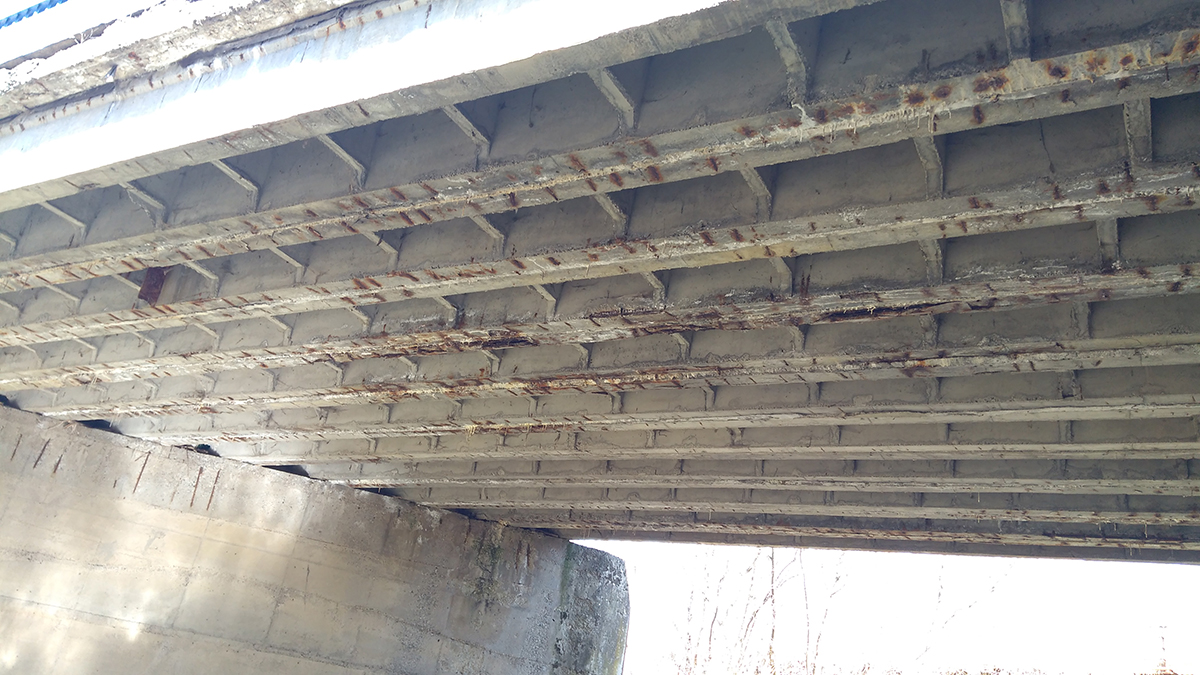 Obr. 2 Mostné pole č. 2 – poruchy a poškodenie nosnej konštrukcie Obr. 2 Mostné pole č. 2 – poruchy a poškodenie nosnej konštrukcie