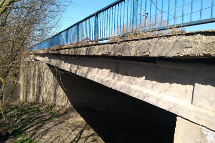 Obr. 3 Pohľad na výtok – stav mostných ríms, okolie mosta