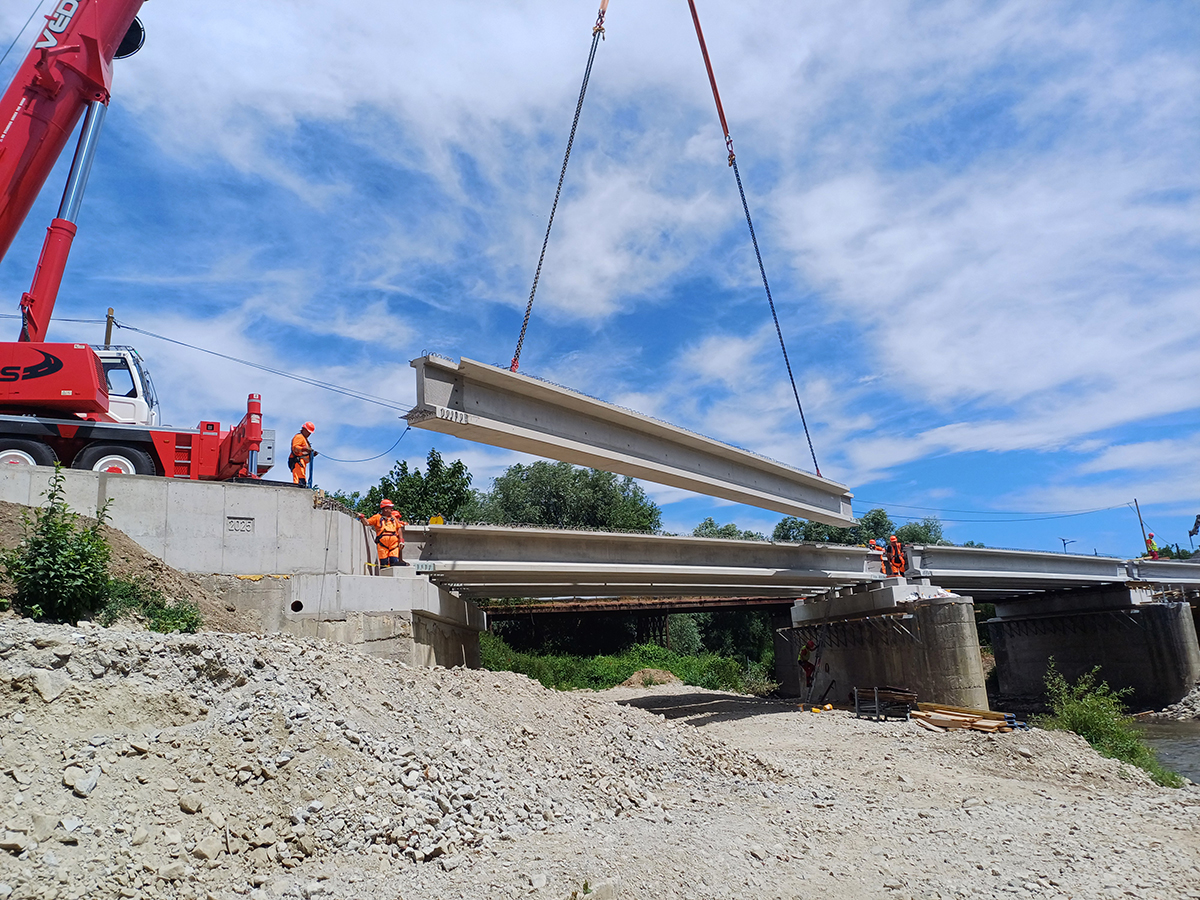 Obr. 6 Montáž nosníkov pomocou mobilného žeriavu Obr. 6 Montáž nosníkov pomocou mobilného žeriavu