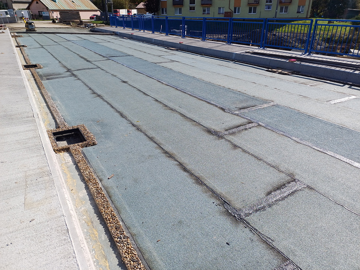 Obr. 7 Izolácia mosta v priestore vozovky Obr. 7 Izolácia mosta v priestore vozovky