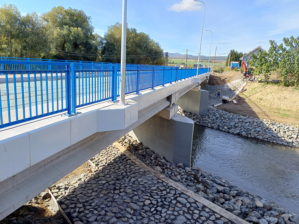 Obr. 9 Pohľad na vtokovú stranu mosta – rozšírenie rímsy a úprava okolia