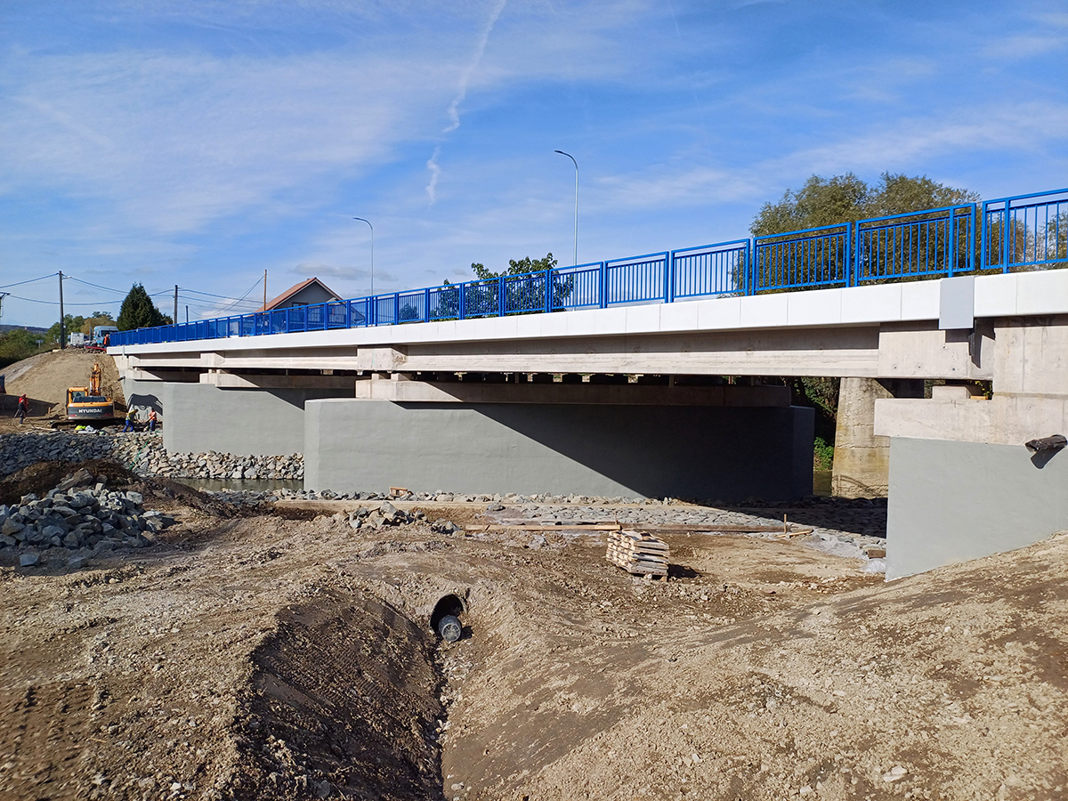 Obr. 10 Pohľad na výtokovú stranu mosta – úprava okolia Obr. 10 Pohľad na výtokovú stranu mosta – úprava okolia