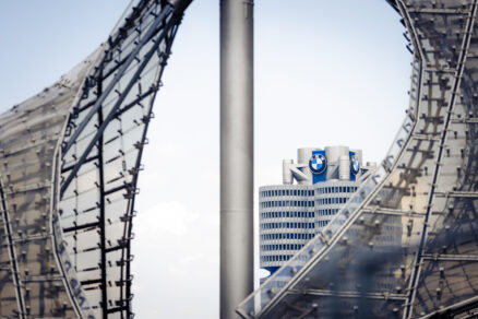 Pohľad na centrálu BMW v Mníchove cez sklenenú konštrukciu olympijského štadióna