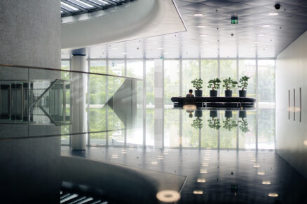 Interiér centrály BMW s presklenou fasádou a minimalistickým zariadením