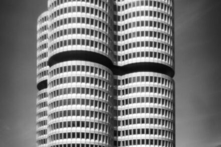 Čiernobiela fotografia centrály BMW so zvýraznenou hrou svetla a geometrie