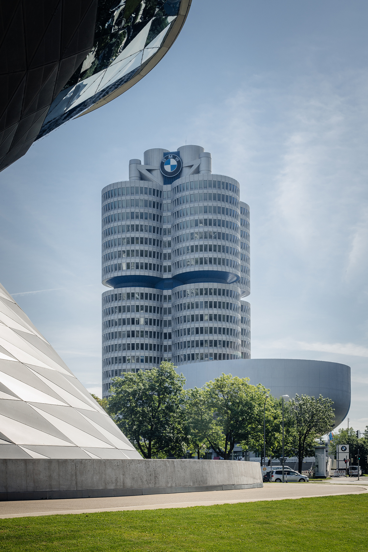 P90472379 highRes bmw headquarters by