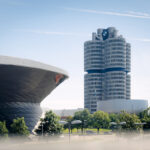 Vertikálny pohľad na centrálu BMW z ulice s detailom fasády a logom