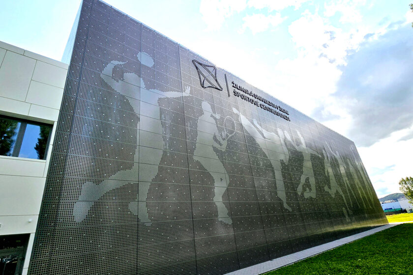 Dizajnová perforovaná fasáda s grafickým motívom športovcov na budove telocvične