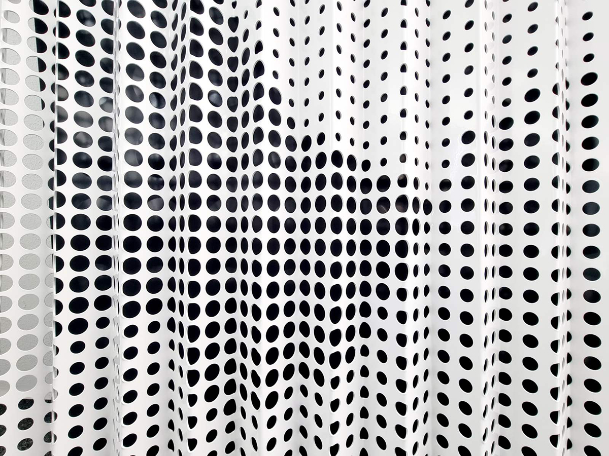 Perforované kovové panely AVG METAL Detailný pohľad na perforovaný kovový panel s pravidelným kruhovým vzorom