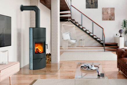 Kachle s preskleným ohniskom ako dizajnový prvok v modernej obývačke s jedálňou