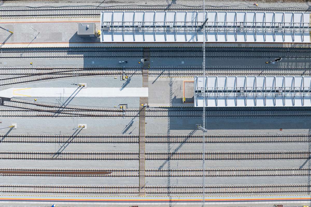 V rámci stanice bolo osadené aj nové zastrešenie, ktoré chráni cestujúcich počas čakania na vlak pred nepriaznivým počasím. 