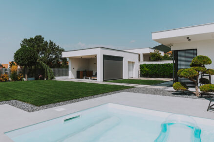 Moderný dom so screenovými roletami pri bazéne