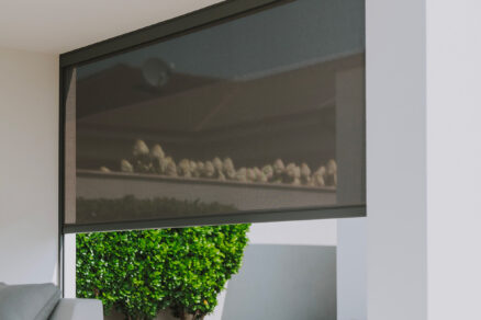 Screenová roleta na pergole pri rodinnom dome