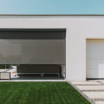 Vonkajšia screenová roleta zatienením terasy moderného domu