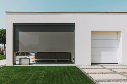 Vonkajšia screenová roleta zatienením terasy moderného domu