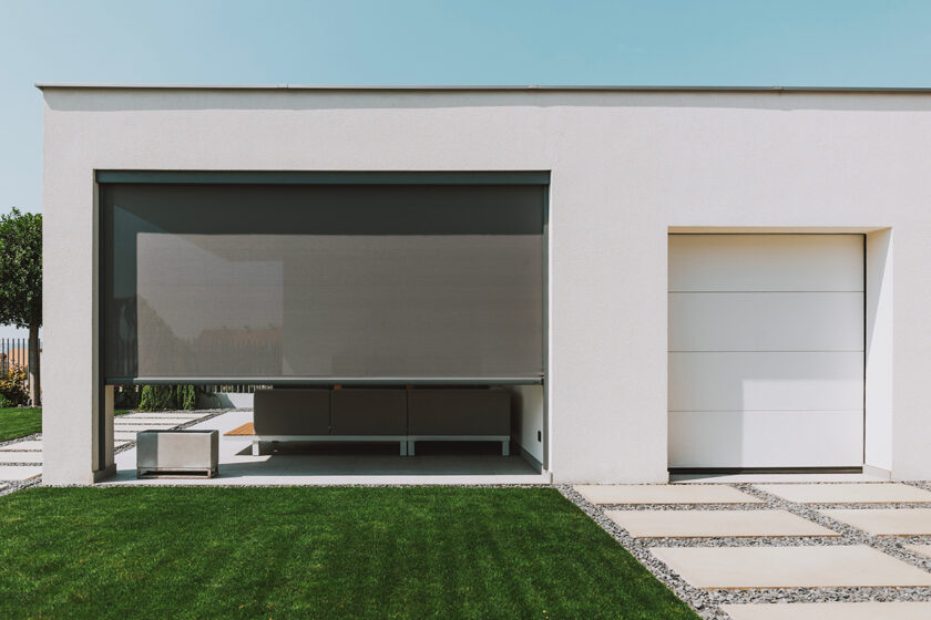 Vonkajšia screenová roleta zatienením terasy moderného domu