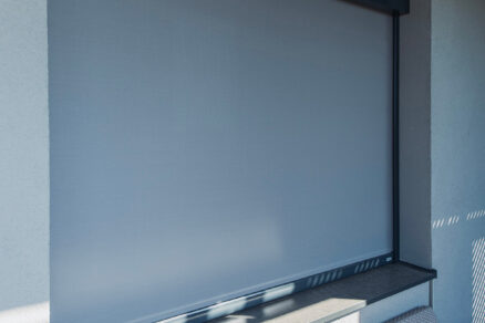 Diskrétne riešenie tienenia balkóna v kombinácii s pohodlným sedením