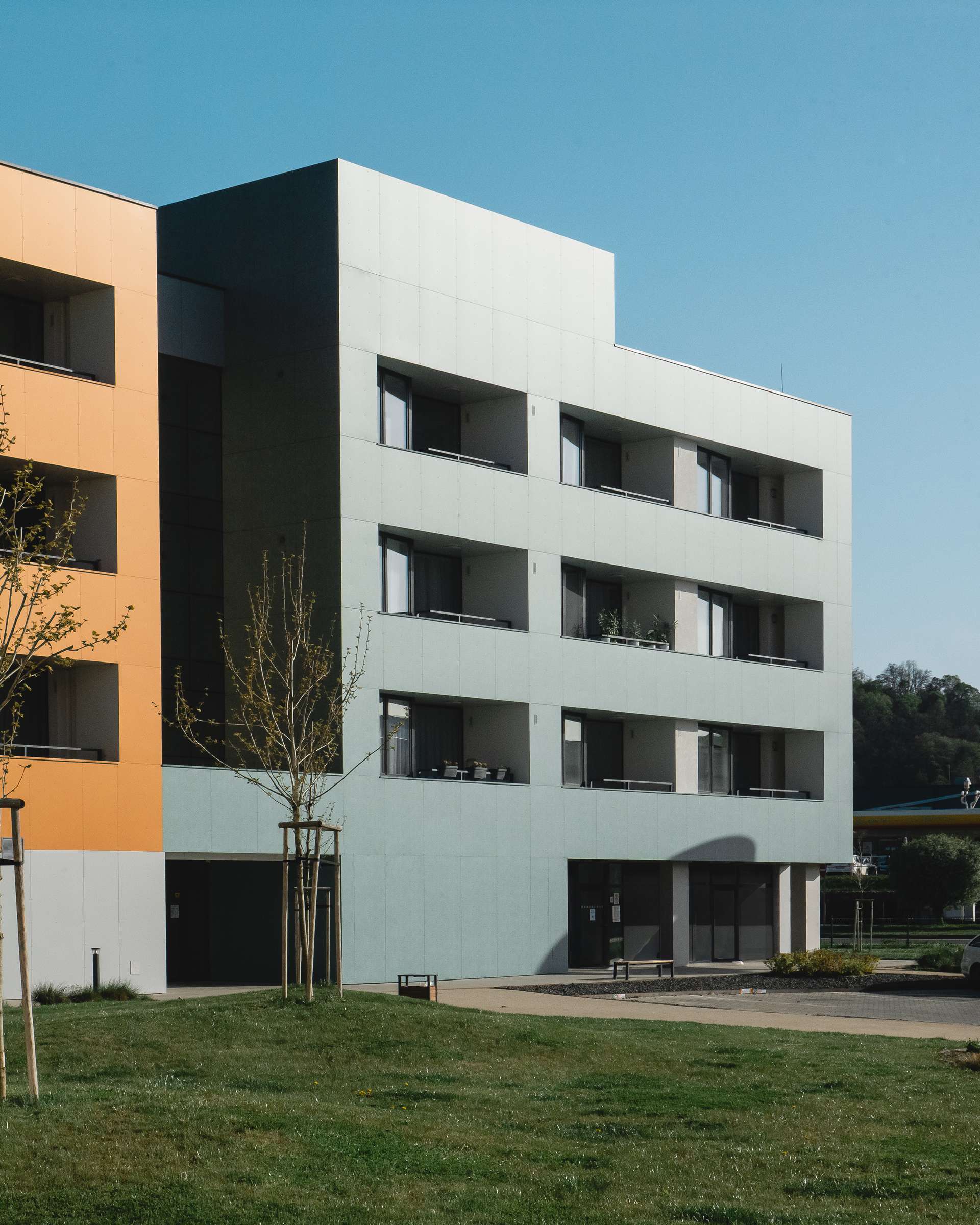 Architektonický výraz obytného súboru ovplyvnil pôvodný konštrukčný systém. 