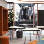 Dizajnový coworkingový priestor s výraznými akcentmi a moderným nábytkom