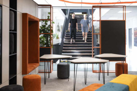 Dizajnový coworkingový priestor s výraznými akcentmi a moderným nábytkom