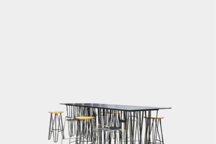 Vysoký stôl s originálnou kovovou podnožou a barovými stoličkami