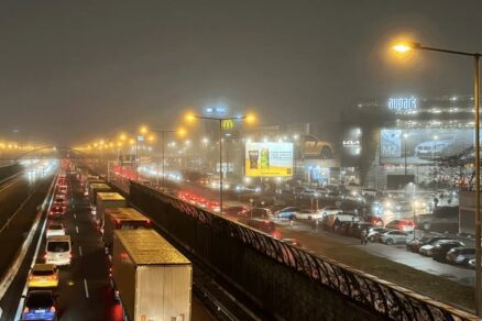 Kolóna na Eisteinovej ulici v bratislavskej Petržalke v pondelok večer 8. decembra 2025.