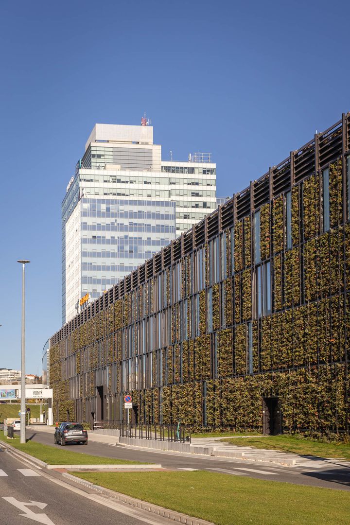 Zelená fasáda je skutočne atypická – svojím zaoblením rohu aj kombináciou sklenených panelov so zeleňou.