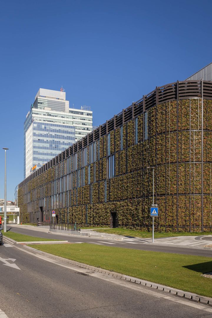 Zelená fasáda je skutočne atypická – svojím zaoblením rohu aj kombináciou sklenených panelov so zeleňou.