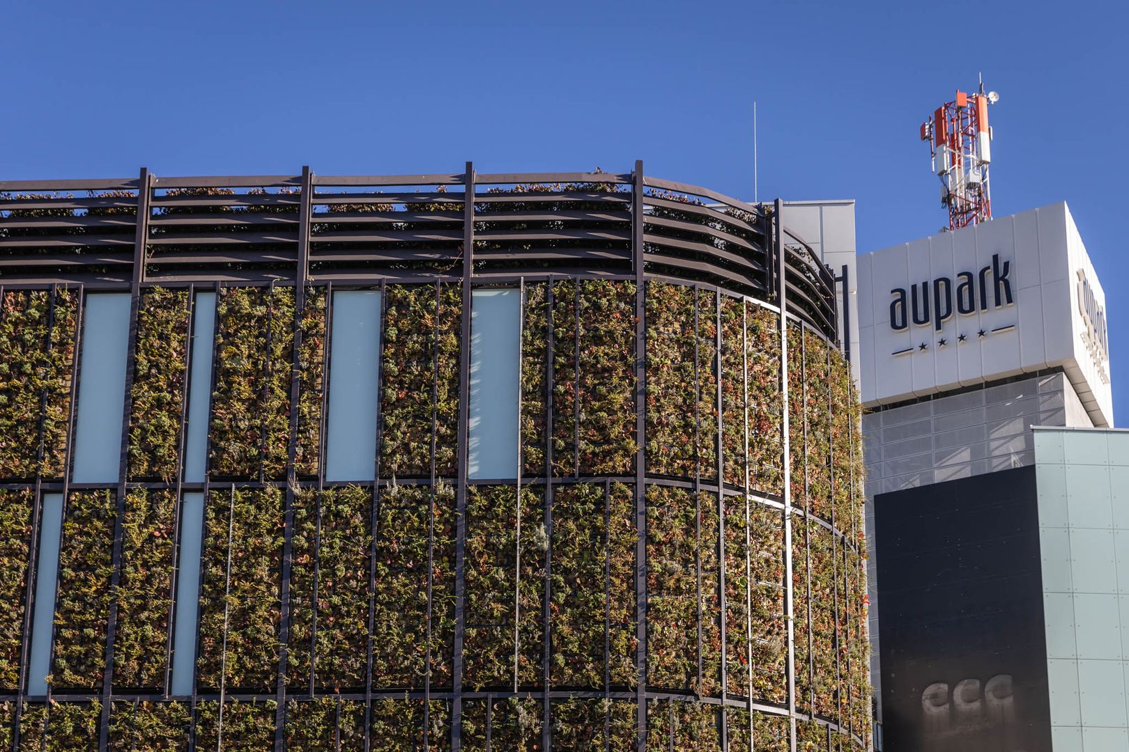 Zelená fasáda je skutočne atypická – svojím zaoblením rohu aj kombináciou sklenených panelov so zeleňou.