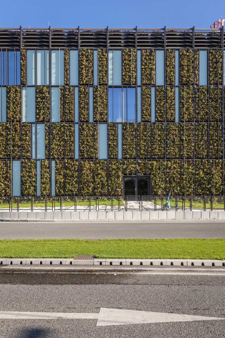 Zelená fasáda je skutočne atypická – svojím zaoblením rohu aj kombináciou sklenených panelov so zeleňou.