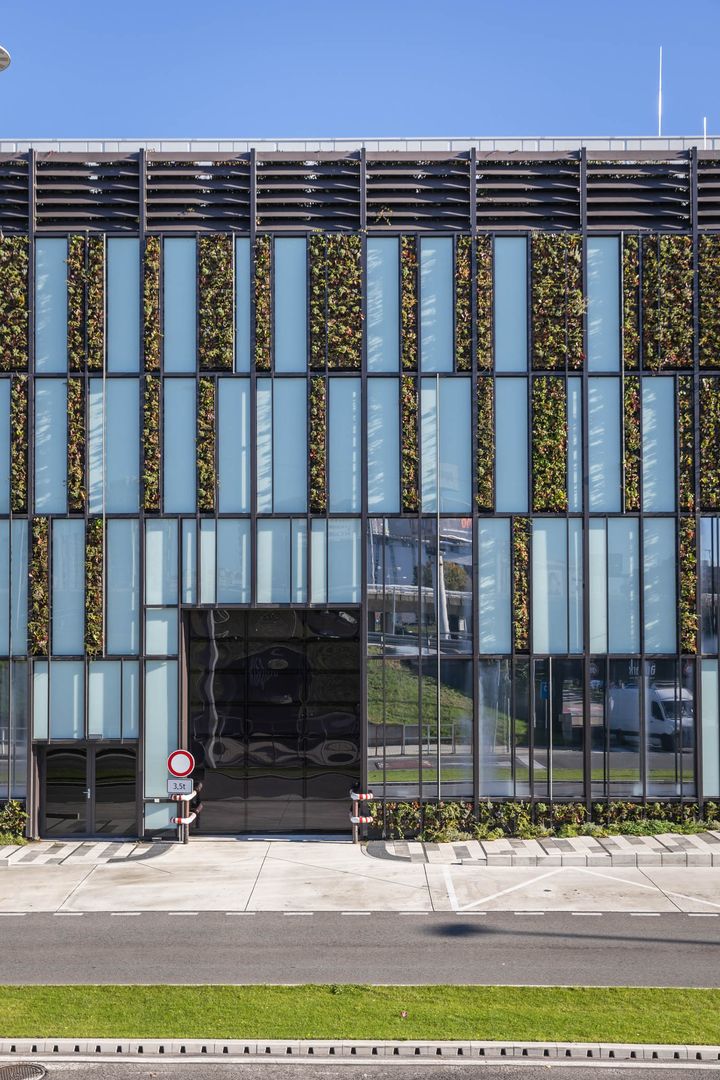 Zelená fasáda je skutočne atypická – svojím zaoblením rohu aj kombináciou sklenených panelov so zeleňou.