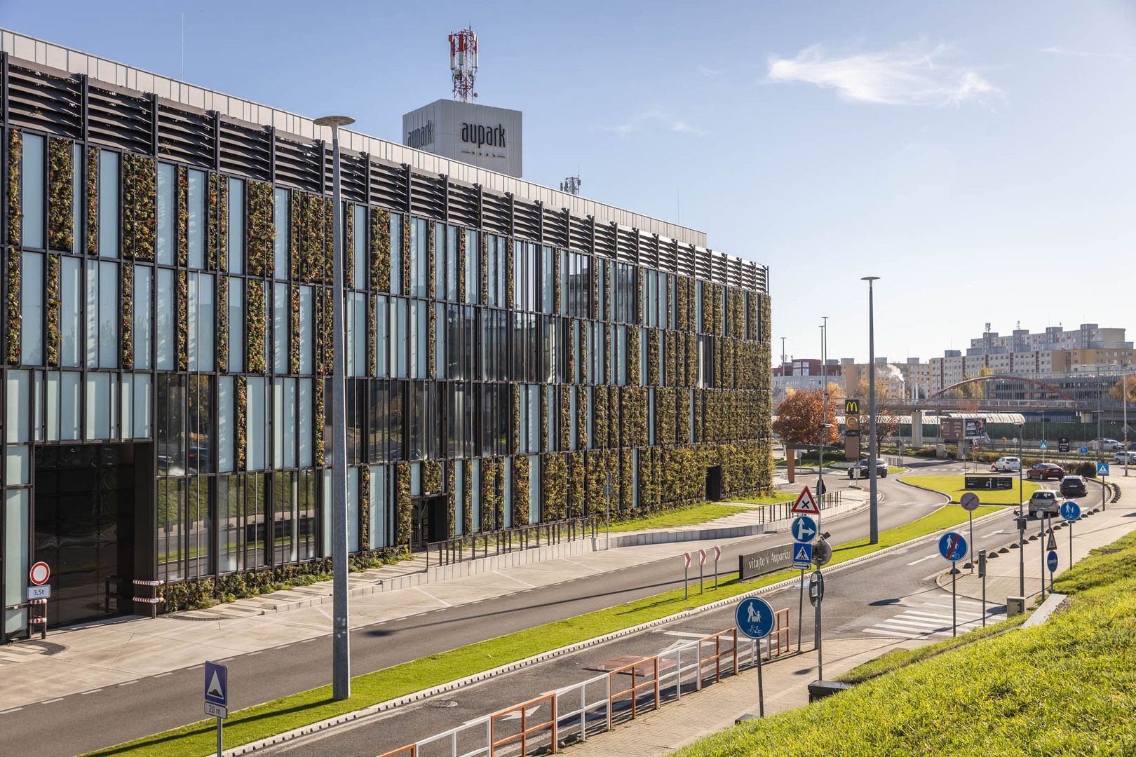 Zelená fasáda je skutočne atypická – svojím zaoblením rohu aj kombináciou sklenených panelov so zeleňou.