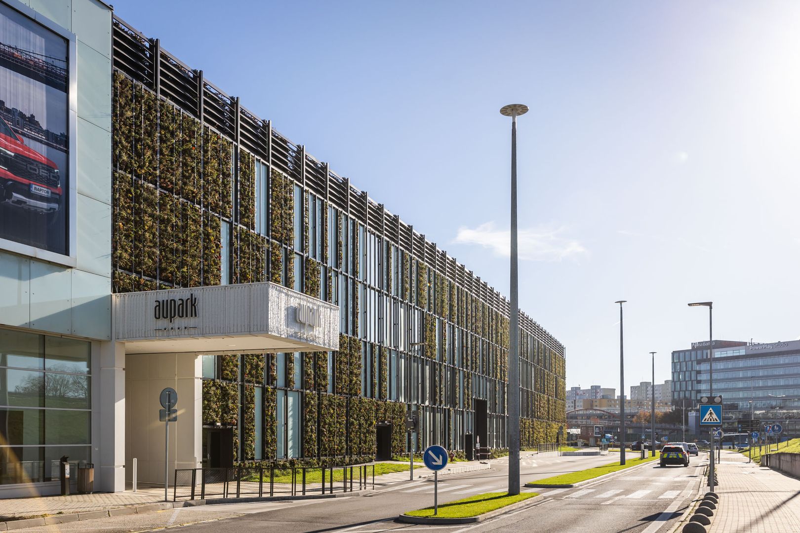 Zelená fasáda je skutočne atypická – svojím zaoblením rohu aj kombináciou sklenených panelov so zeleňou.