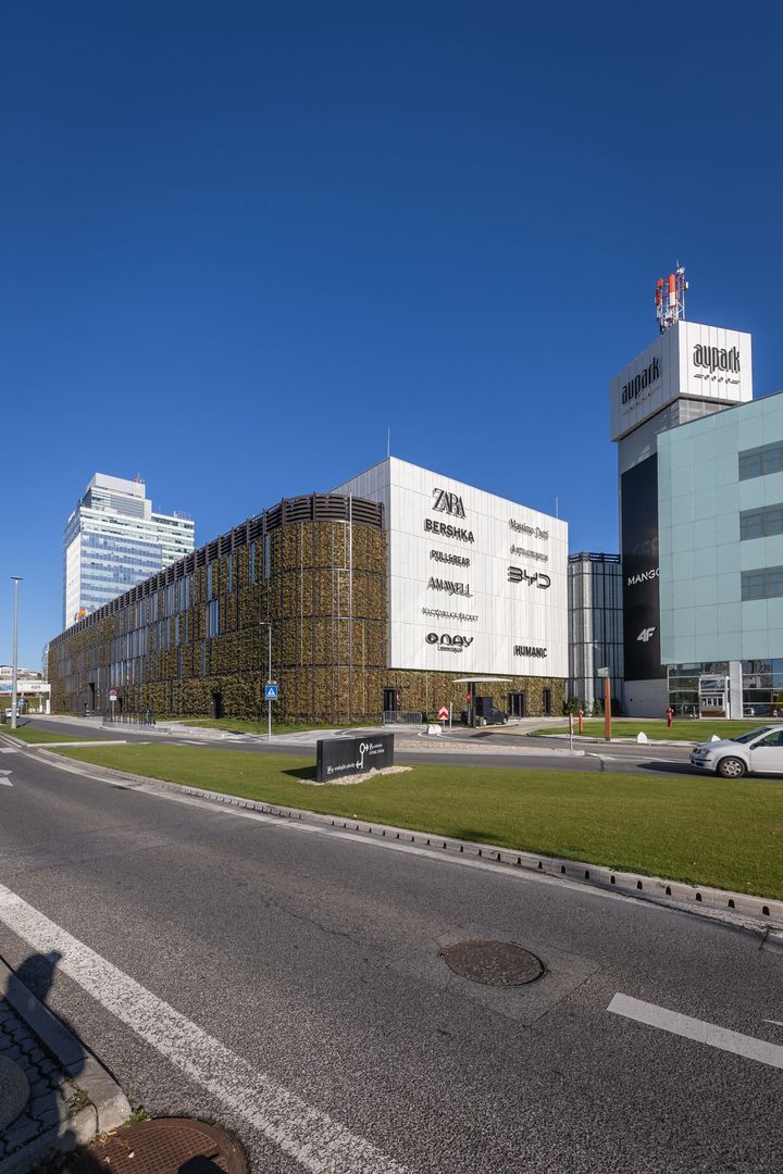 Zelená fasáda je skutočne atypická – svojím zaoblením rohu aj kombináciou sklenených panelov so zeleňou.