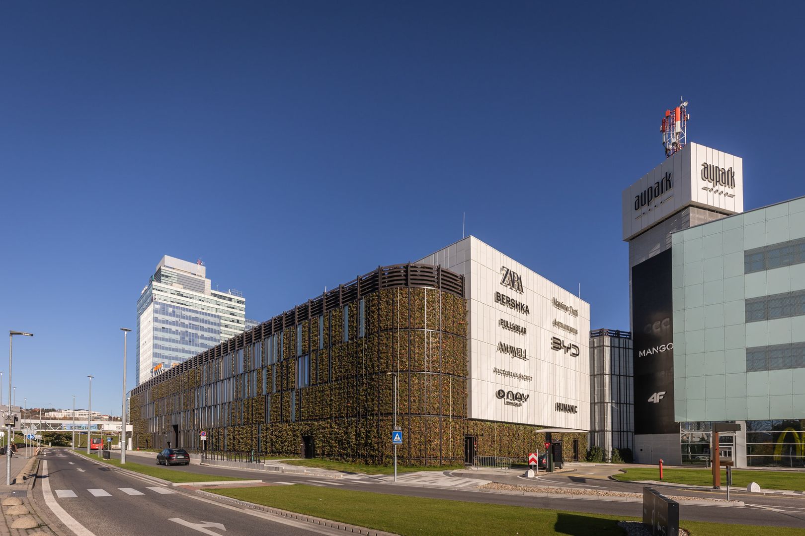 Zelená fasáda je skutočne atypická – svojím zaoblením rohu aj kombináciou sklenených panelov so zeleňou.