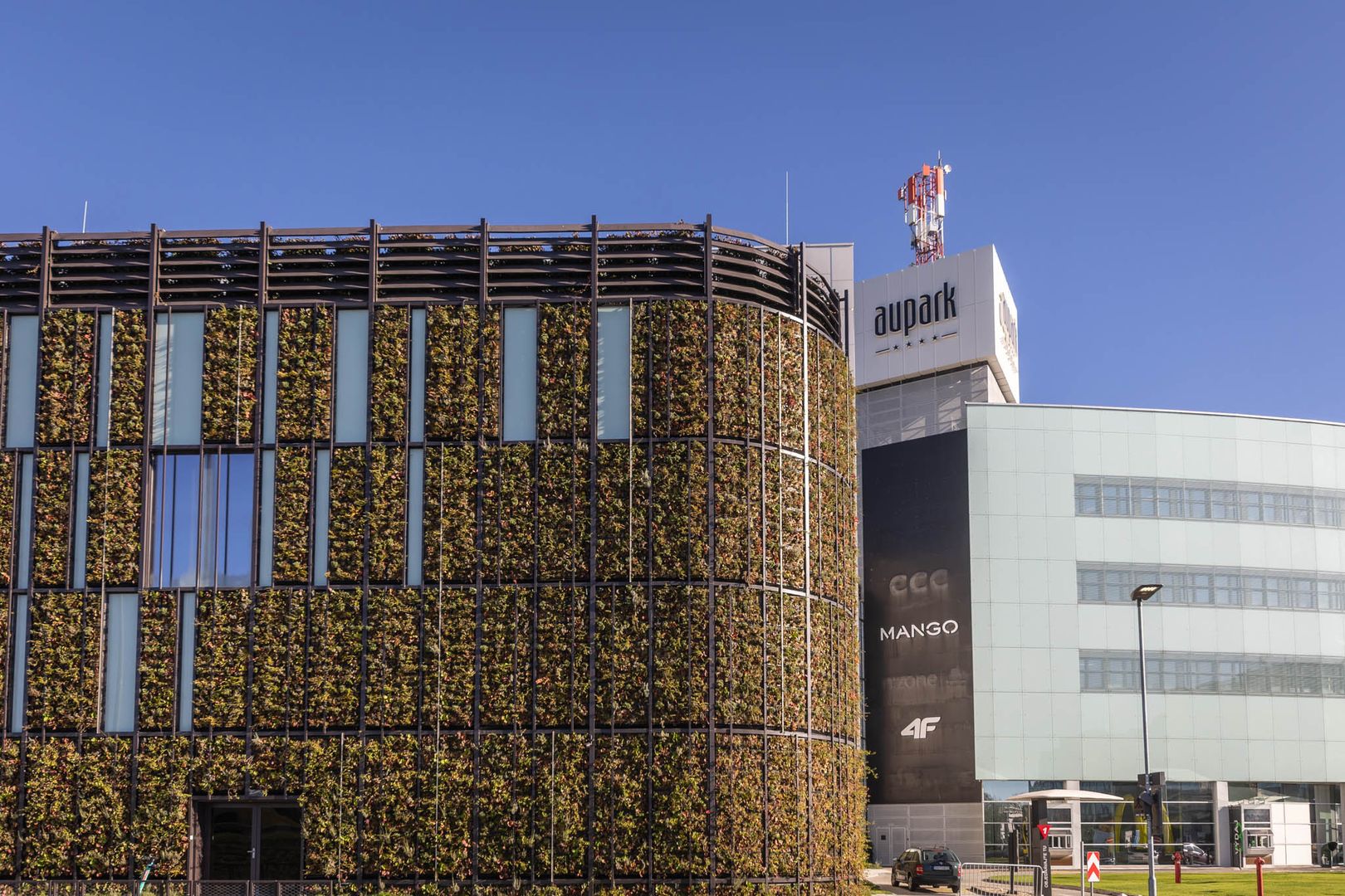 Zelená fasáda je skutočne atypická – svojím zaoblením rohu aj kombináciou sklenených panelov so zeleňou.