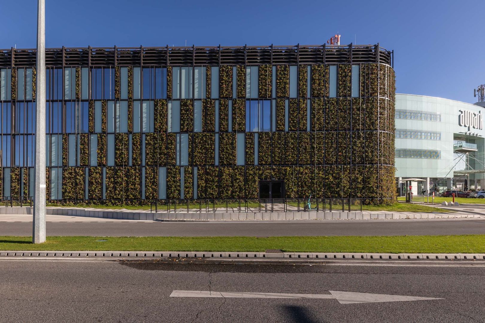 Zelená fasáda je skutočne atypická – svojím zaoblením rohu aj kombináciou sklenených panelov so zeleňou.